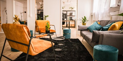 Coworking Spaces - Baden-Württemberg - Unsere Sofa-Ecke im Untergeschoss ist perfekt geeignet für Besprechungen oder wenn du einen gemütlichen Arbeitsplatz suchst.  - Raum für Visionäre