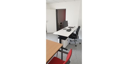 Coworking Spaces - Ruhrgebiet - Büroraum 205 mit Besprechungstisch - PCMOLD® workspaces
