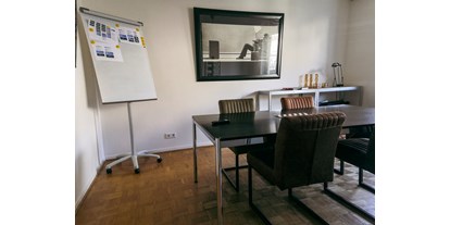 Coworking Spaces - Nordrhein-Westfalen - Meetingraum für bis zu 6 Personen mit UHD Screen - Owls & Larks Coworking