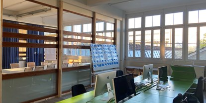 Coworking Spaces - Schweiz - Bürolandschaft mit grünen Tischen von der Uni Zürich - Gloria Coworking Lenzburg