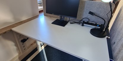 Coworking Spaces - Bayern - Ausstattung Arbeitsplatz:
- Höhenverstellbarer Tisch
- 24" Monitor
- Schreibtischlampe - SPACS Coworking
