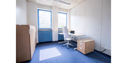 Coworking Spaces - Baden-Württemberg - Hier sehen Sie unser helles Einzelbüro.
Das Büro ist lichtdurchflutet und wie alle, mit neuen, modernen Möbeln ausgestattet.
 - OfficeSpace Bischoff365