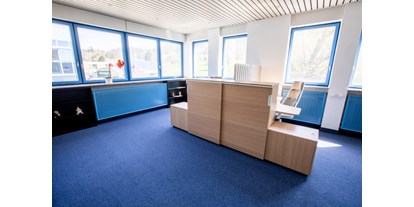 Coworking Spaces - Baden-Württemberg - Hier sehen Sie das Eck-Doppelbüro, Mit besonders viel Licht gehört es zu unseren schönsten Büros. Es ist auch das geräumigste. - OfficeSpace Bischoff365