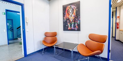 Coworking Spaces - Baden-Württemberg - Hier ist der Empfangsbereich zu sehen, in welchem Sie  Ihre Kunden und Geschäftspartner in Empfang nehmen. - OfficeSpace Bischoff365