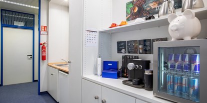 Coworking Spaces - Baden-Württemberg - Hier sehen Sie die kleine, feine Kaffeeküche ausgestattet mit dem nötigen Geschirr, einem Wasserfilter, einem Wasserkocher, einer Kaffeemaschine und einem kleinen Getränkekühlschrank. - OfficeSpace Bischoff365