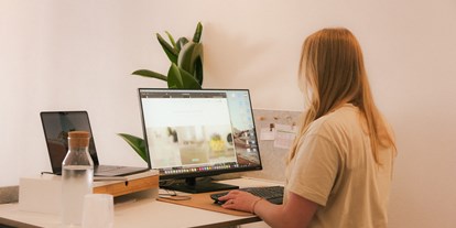 Coworking Spaces - Bayern - Jeder Schreibtisch ist höhenverstellbar und mit einem Monitor, einer Tastatur, Maus und einem HDMI Kabel ausgestattet. - Heimatoffice 26