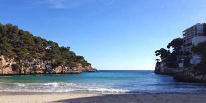 Coworking Spaces - Spanien - Strand in der Bucht Cala Santanyí • Rayaworx Mallorca - Rayaworx