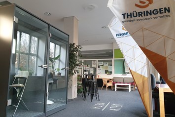 Coworking Space: Telefonkabinen für Viode-Konferenzen und Online-Meetings im Coworkingbereich Erdgeschoss - WerkBank Weimar