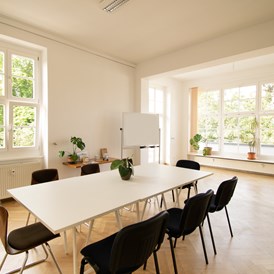 Coworking Space: Unser großer Meetingraum "Sonnendeck" (35qm) im 1. OG - WerkBank Weimar